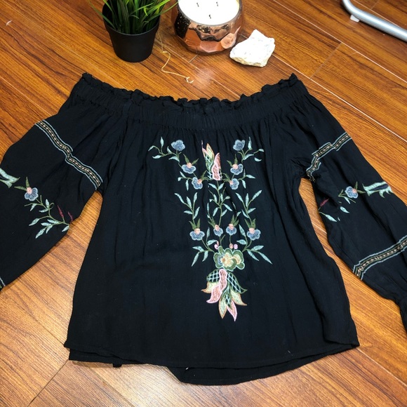 American Eagle Outfitters Tops - ✨2/$30✨BLACK OFF THE SHOULDER EMBROIDERED BLOUSE✨